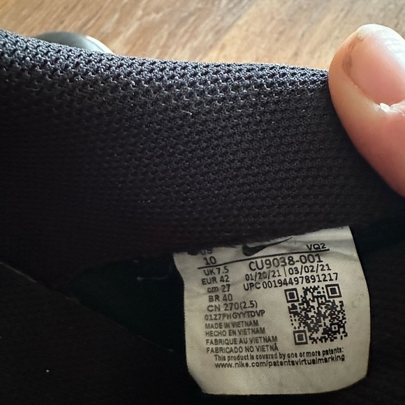 Women’s Nike Sneakers - 10 - Picture 4 of 9